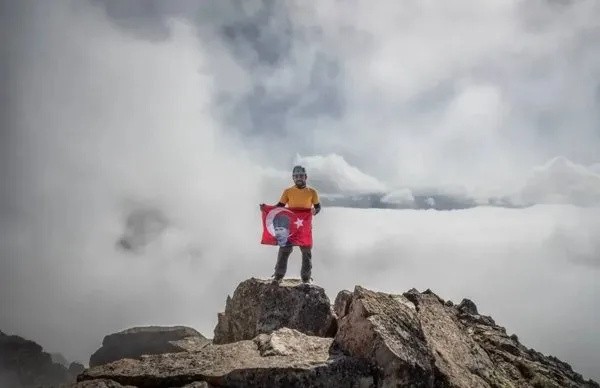 Doğa tutkunları kar yağışıyla birlikte zirvede buluştu
